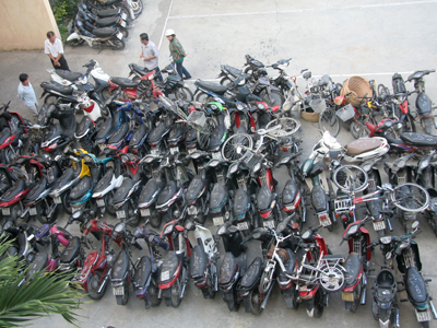Gần 100 xe máy các loại được xác định đều là xe gian mà Kha mua lại bị Công an thu giữ.