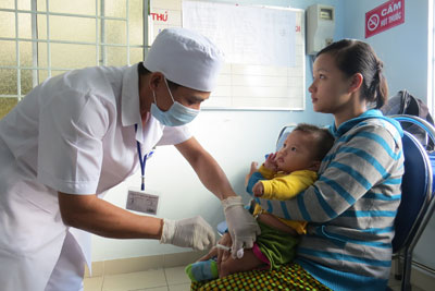 Tiêm ngừa Sởi - Rubella ở Trạm Y tế phường Vĩnh Nguyên