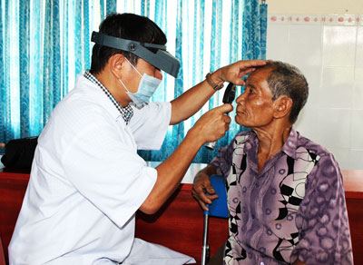 Khám mắt cho người cao tuổi ở Khánh Vĩnh