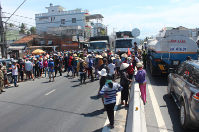 Người dân chặn xe tại Quốc lộ 1A