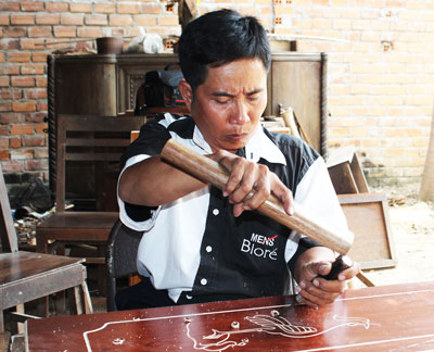 Ông Lê Viết Luận học nghề mộc để tự vươn lên trong cuộc sống