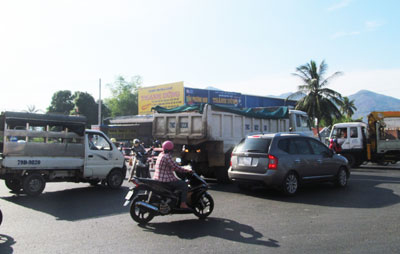 Kẹt xe trong giờ cao điểm tại ngã tư Thành