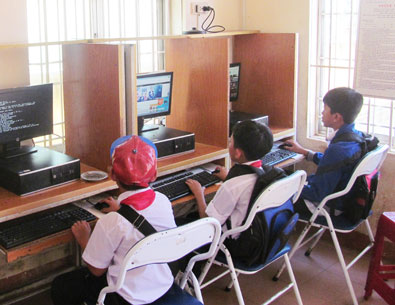 Trẻ em truy cập Internet tại bưu điện văn hóa xã Khánh Trung (Khánh Vĩnh)