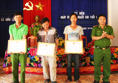 Khen thưởng quần chúng vây bắt trộm