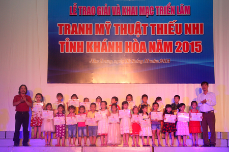 Lãnh đạo Hội Văn học Nghệ thuật tỉnh và Tỉnh đoàn trao giải Vàng cho lứa tuổi Mẫu giáo.