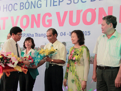 73 tân sinh viên nhận học bổng "Tiếp sức đến trường"