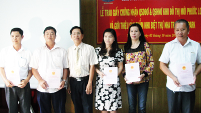 Lãnh đạo TP. Nha Trang trao Giấy chứng nhận Quyền sử dụng đất cho người dân