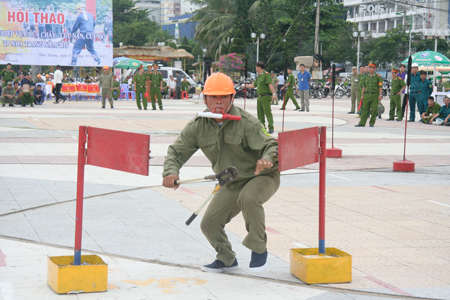 Vận động viên chạy tiếp sức đầu tiên trước khi cứu người bị nạn phải vừa chạy thật nhanh, vừa dùng kìm cộng lực để cắt khóa, bung cửa tiếp cận hiện trường. - IMG_8875: