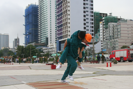  Nhanh chóng cứu người bị nạn đưa đến khu vực an toàn.