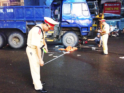 Xe ben tông xe máy, bé trai 6 tuổi giập nát cánh tay