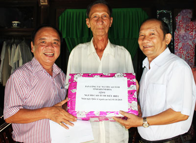 Thăm, tặng quà 8 người cao tuổi tiêu biểu