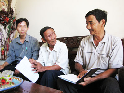 Cán bộ tư pháp - hộ tịch xã phối hợp với tổ hòa giải thôn Xuân Nam bàn hướng hòa giải một vụ tranh chấp