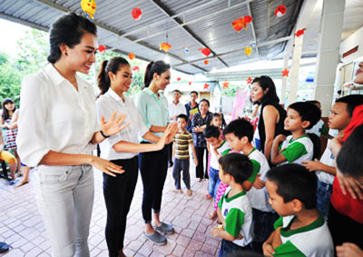 Hoa hậu Phạm Thị Hương thăm trẻ mồ côi tại Mái ấm Thiện Tâm