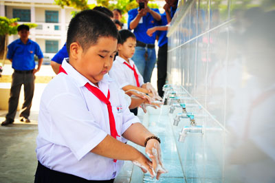 Học sinh Trường Tiểu học Diên Toàn (huyện Diên Khánh)  thực hành rửa tay bằng xà phòng. Ảnh: VĨNH THÀNH&nbsp;