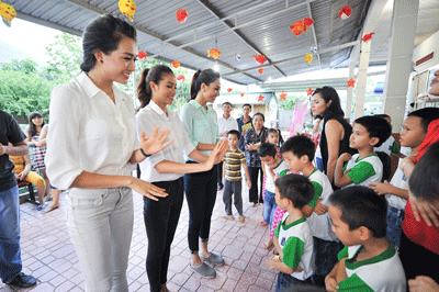 Miss Universe Vietnam 2015 visits orphans in Nha Trang