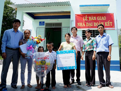 Đồng chí Nguyễn Tấn Tuân (thứ ba từ phải sang) tặng quà cho gia đình bà Đặng Thị Thúy Oanh