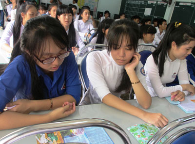 Một buổi tuyên truyền về sức khỏe sinh sản vị thành niên cho học sinh Trường THPT Huỳnh Thúc Kháng