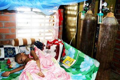 Vợ chồng nghèo chăm con nhỏ bị ung thư