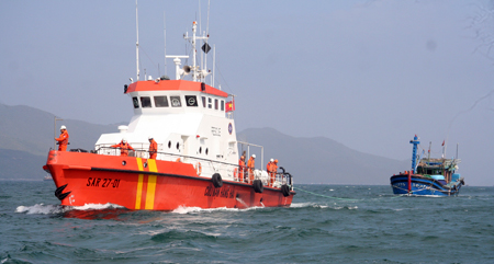 Tàu SAR27-01 lai dắt tàu cá bị nạn vào vịnh Nha Trang.