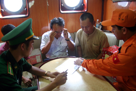 Cơ quan chức năng tiến hành các thủ tục bàn giao tàu cá bị nạn cho thuyền trưởng Nguyễn Ngọc Hưng.