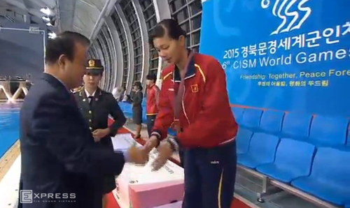 Ánh Viên trên bục nhận huy chương.