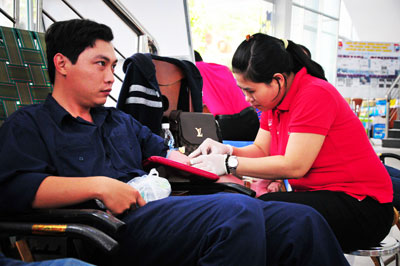 Đoàn viên thanh niên thuộc Đoàn Khối doanh nghiệp tỉnh tham gia hiến máu nhân đạo