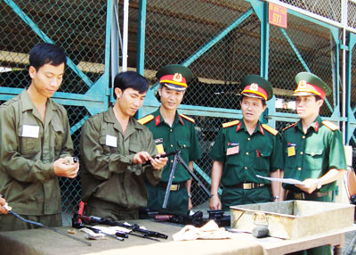 Bảo dưỡng vũ khí ở Đại đội Tăng thiết giáp 74