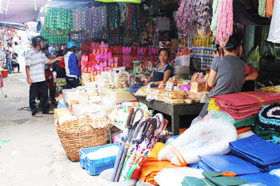 Khách mua hàng tại chợ thường không lấy hóa đơn. 