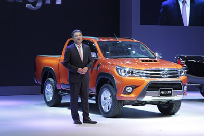 Ông Phan Hồng Hải, Tổng trưởng phòng bán hàng và marketing Toyota Việt Nam giới thiệu về Toyota Hilux 'hoàn toàn mới'.