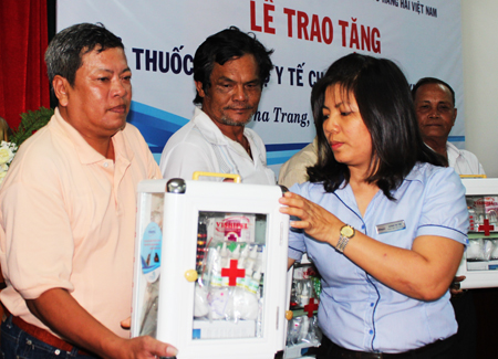 Trao 15 tủ thuốc cho ngư dân