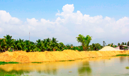 Hiện các hộ dân ở thôn Tân Đức Tây đã dừng khai thác cát và đang tiến hành san lấp mặt bằng