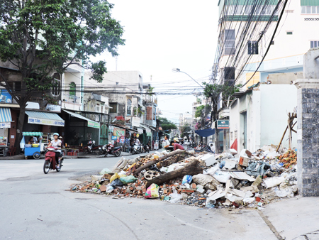 Rác chiếm lòng đường