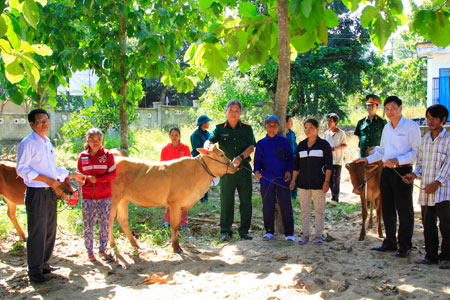 Đại diện các đơn vị trong nhóm trao bò cho các hộ nghèo xã Khánh Phú.