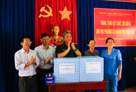 Trao quà cho Trường tiểu học 1 Khánh Phú.