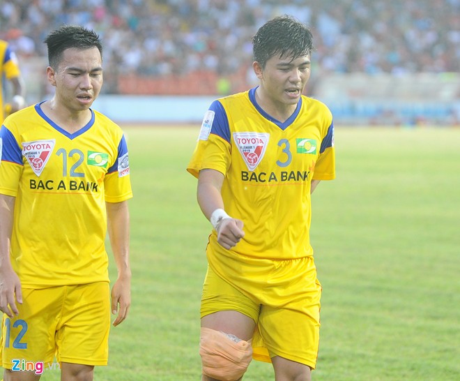 VFF đình chỉ cựu tuyển thủ quốc gia đòi đánh trọng tài