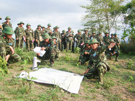 Họp bàn các phương án tác chiến trong diễn tập.