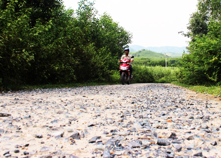 Rất nhiều đoạn đường bê tông giờ chỉ còn trơ đá dăm