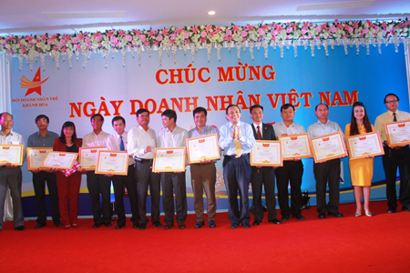 Ông Lê Hữu Hoàng, Tổng Giám đốc Công ty Yến sào Khánh Hòa, Chủ tịch Hội doanh nhân trẻ Khánh Hòa tặng bằng khen của hội cho các cá nhân xuất sắc