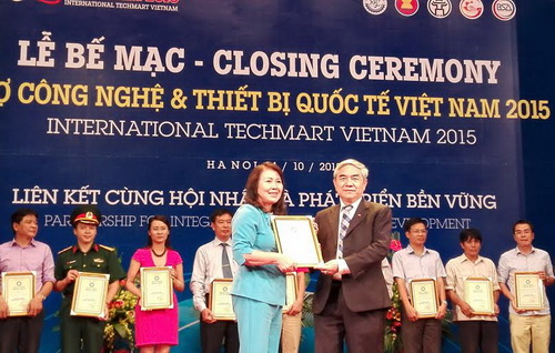 Bộ trưởng Bộ KH&CN Nguyễn Quân trao giải thưởng Techmart 2015 cho các cá nhân và doanh nghiệp tiêu biểu