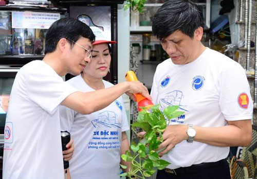 Thứ trưởng Bộ Y tế Nguyễn Thanh Long (bên phải) và tiến sĩ Phan Trọng Lân, Viện trưởng Viện Pasteur (bên trái) TP HCM giám sát công tác phòng sốt xuất huyết tại TP HCM. ảnh: Vncdc. 