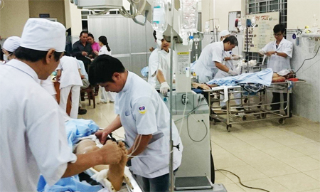 Sập mái hiên, 3 thợ hồ gặp nạn