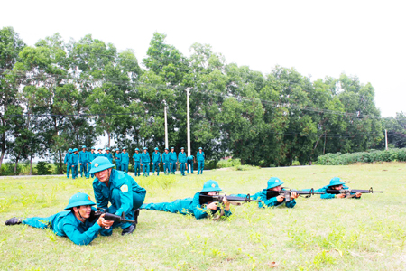 Lực lượng dân quân huyện Cam Lâm huấn luyện nâng cao trình độ