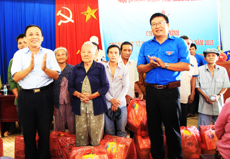 Hộ nghèo xã Sông Cầu nhận quà của Hội Doanh nhân trẻ Khánh Hòa