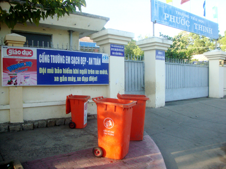 Sao để thùng rác trước cổng trường?