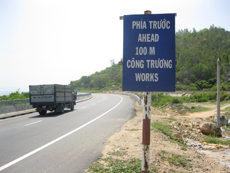 Nhiều biển báo hết tác dụng chưa tháo gỡ