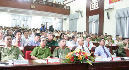 Các đại biểu dự buổi lễ.