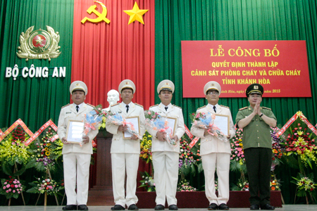 Thượng tướng Bùi Quang Bền (bìa phải) trao quyết định điều động, bổ nhiệm Giám đốc, Phó Giám đốc Cảnh sát PCCC tỉnh Khánh Hòa.
