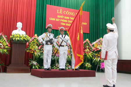 Thay mặt lãnh đạo, cán bộ, chiến sĩ Cảnh sát PCCC tỉnh Khánh Hòa, đại tá Nguyễn Đức Quỳnh tuyên thệ dưới cờ.
