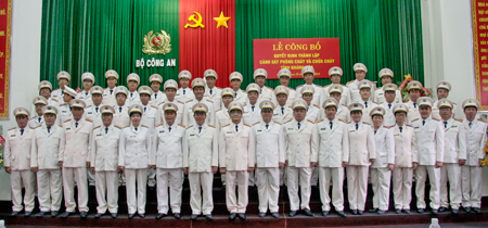 Lãnh đạo, cán bộ, chiến sĩ Cảnh sát PCCC Khánh Hòa ra mắt.