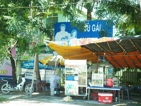 Bảng tuyên truyền bị che khuất